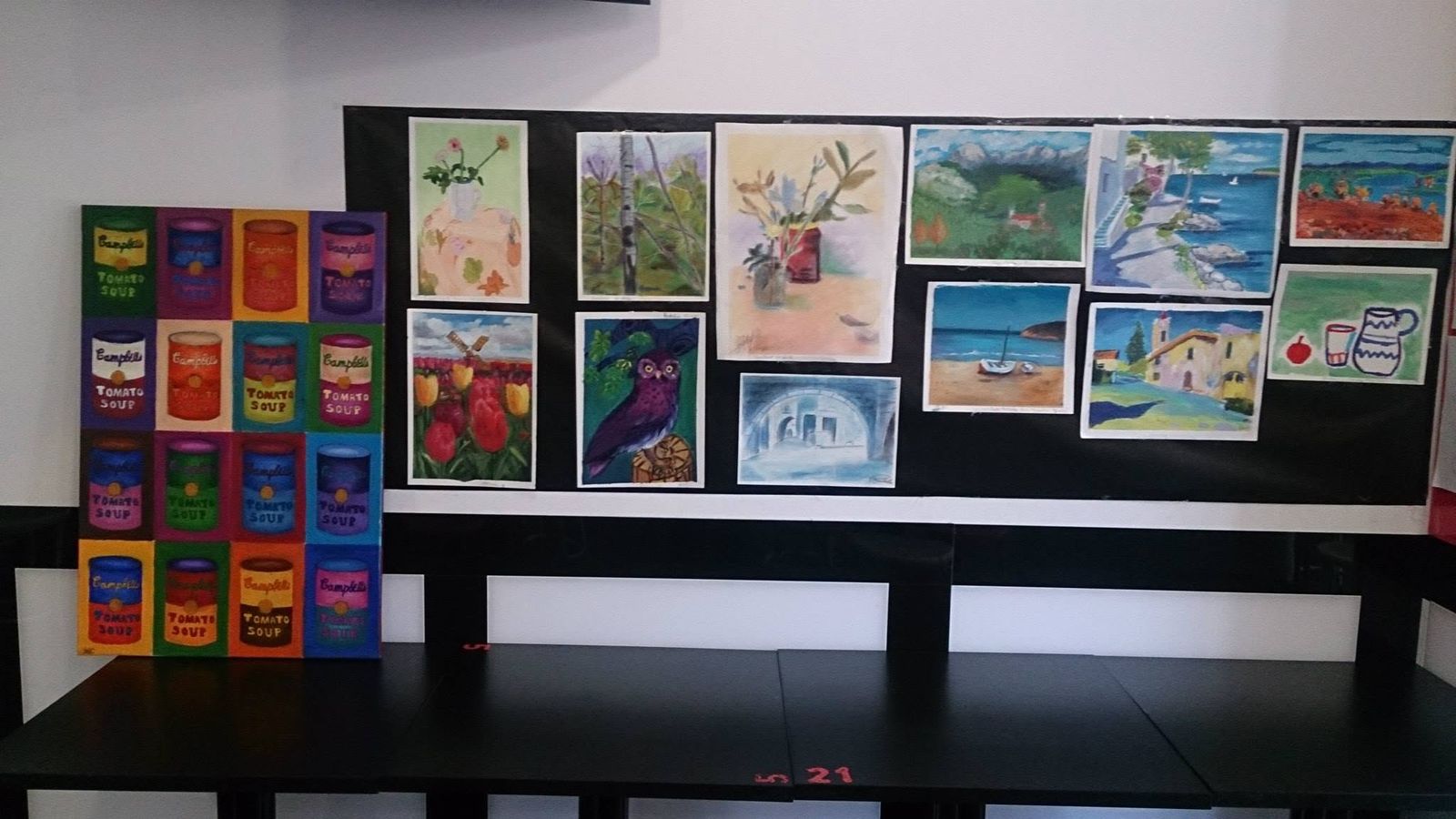 Exposición 2014: pared con pinturas de alumnos de colores vivos